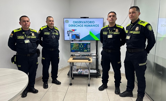 en la im&aacute;gen cuatro policias de derechos humanos