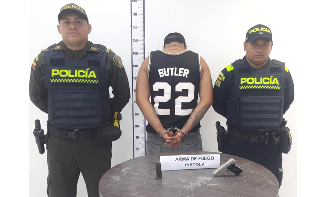 Gracias al monitoreo permanente de las cámaras de seguridad desde el Centro Automático de Despacho, se logró evidenciar a este sujeto cuando manipulaba el arma de fuego.