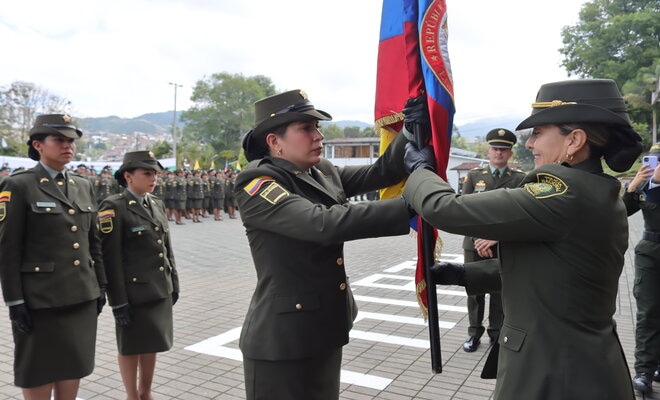 Brigadier General Julián Yanet Romero Murte, Comandante de la Región de Policía Nro. 3 entrega la bandera de Colombia como símbolo de un fiel compromiso con la patria