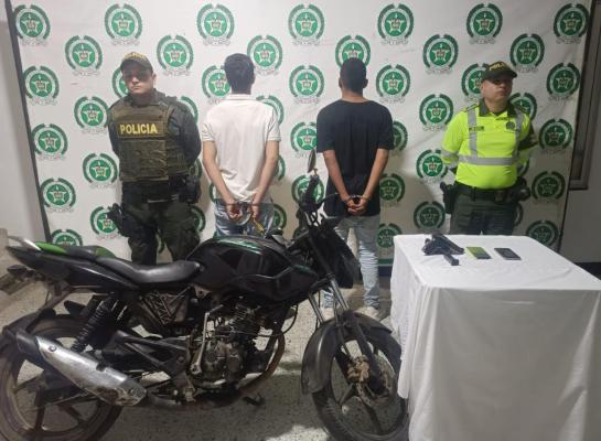 Rápida reacción de la policía permite capturar dos personas por hurto