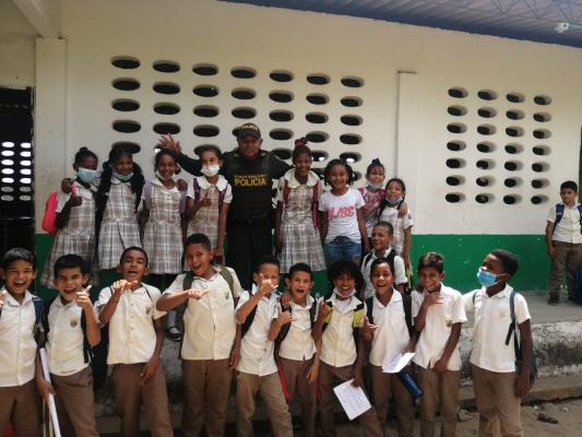 policía con estudiantes