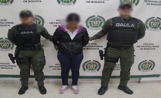 Persona capturada-policías custodiando