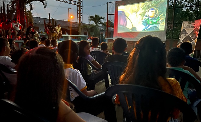 Policías de Villavicencio llevaron el cine al campo