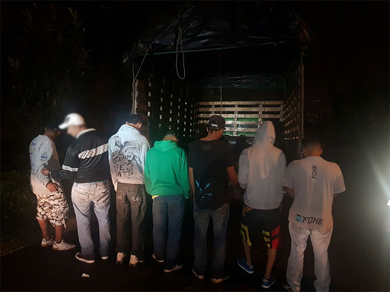 Momento de la aprehensión de los presuntos responsables del hurto junto al camión donde eran transportados los semovientes