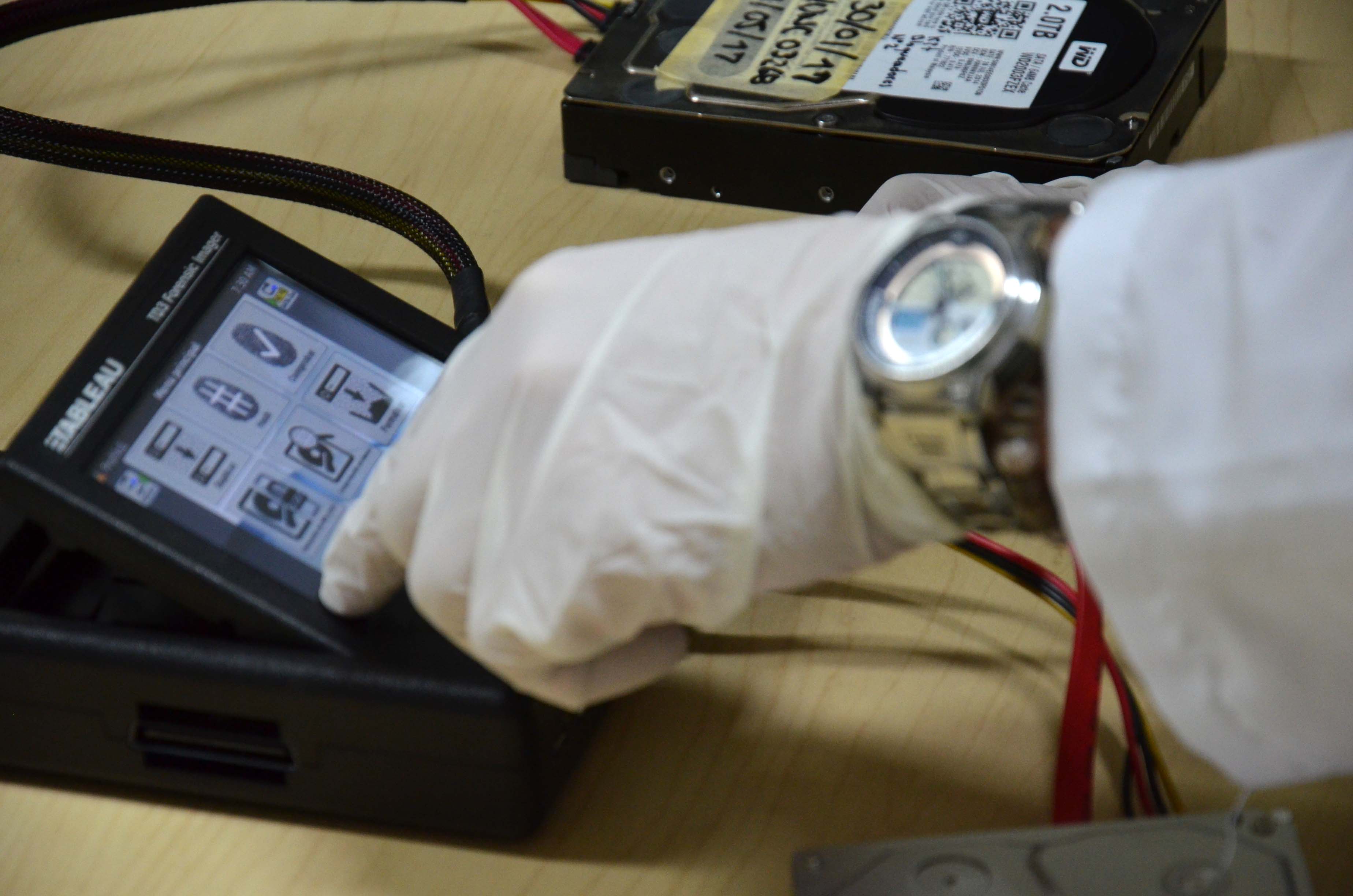 Policía de investigación analiza información en dispositivo digital