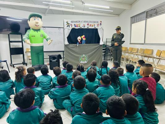 policía dando charla a niños de un colegio.