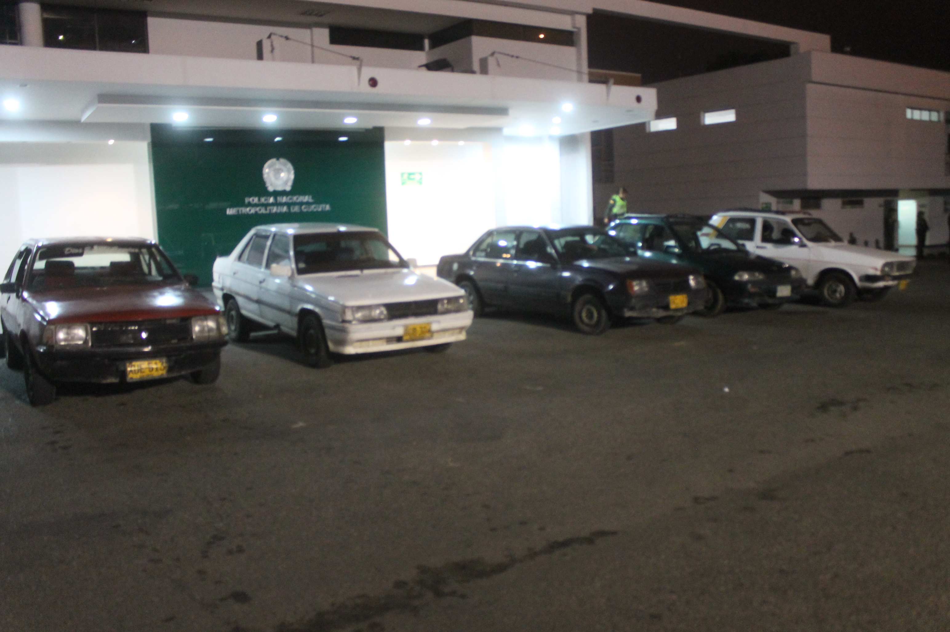 Imagen seis carros incautados.