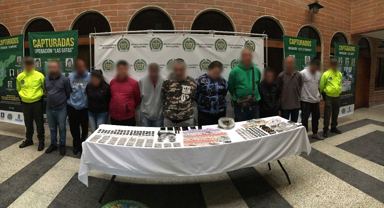 Policías custodian a capturados del grupo delincuencial 'los adobe' de Envigado Antioquia