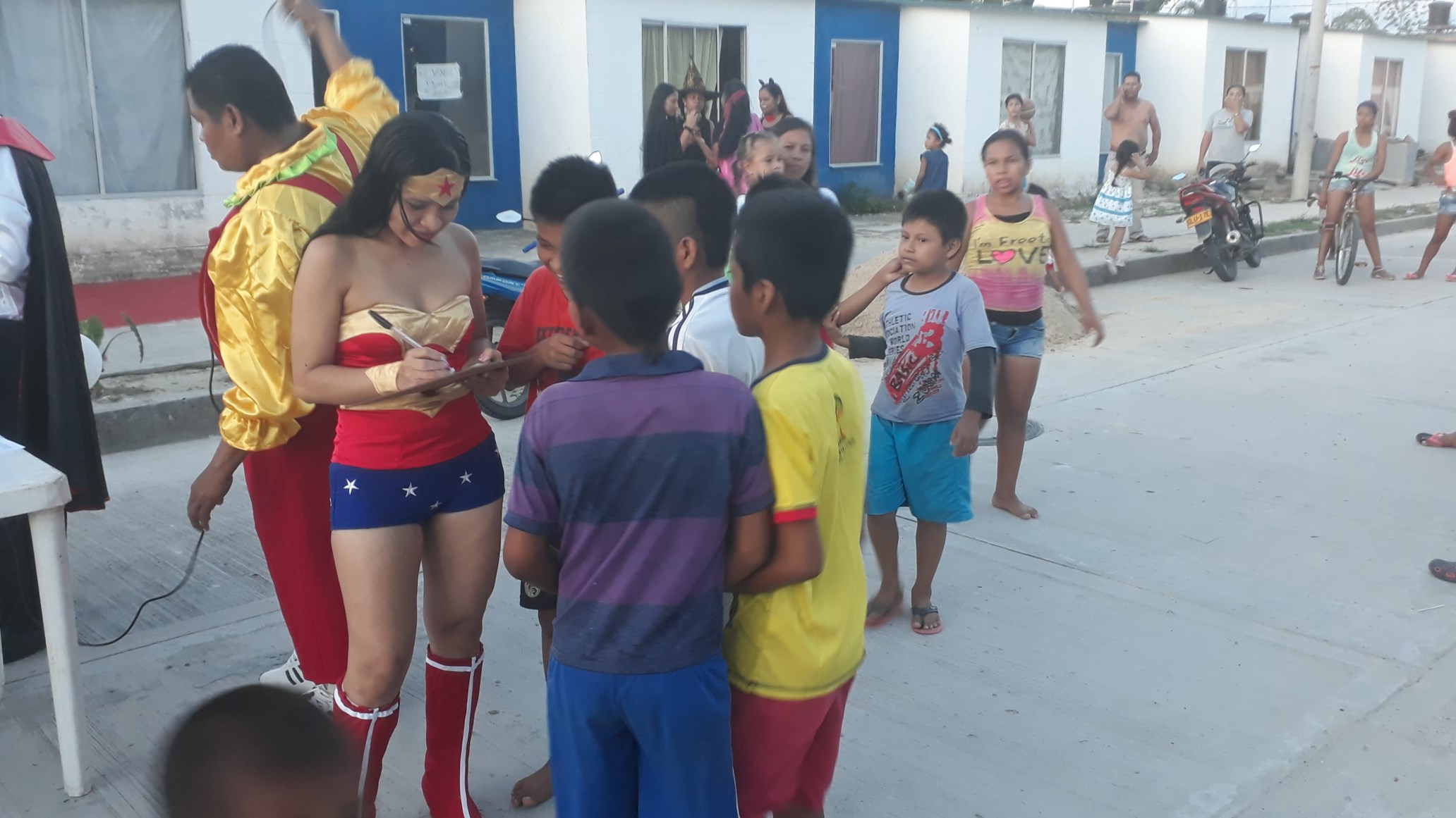 “Super héroes” se toman el barrio Nea Nee Mechi en una tarde dulce 