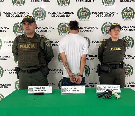 Persona capturada-policías custodiando