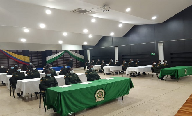 Ceremonia de juramento de bandera de auxiliares de policía