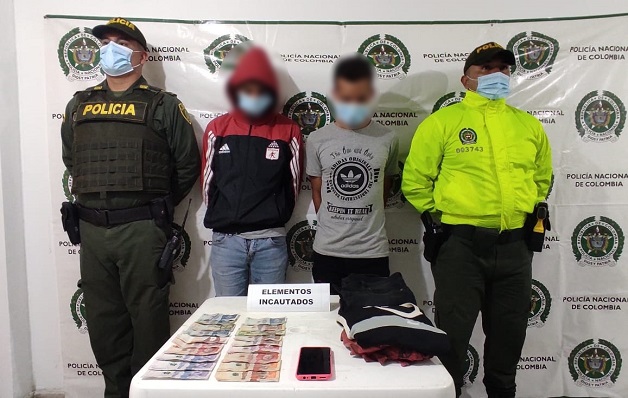 2 personas capturadas-policías custodiando-elementos incautados