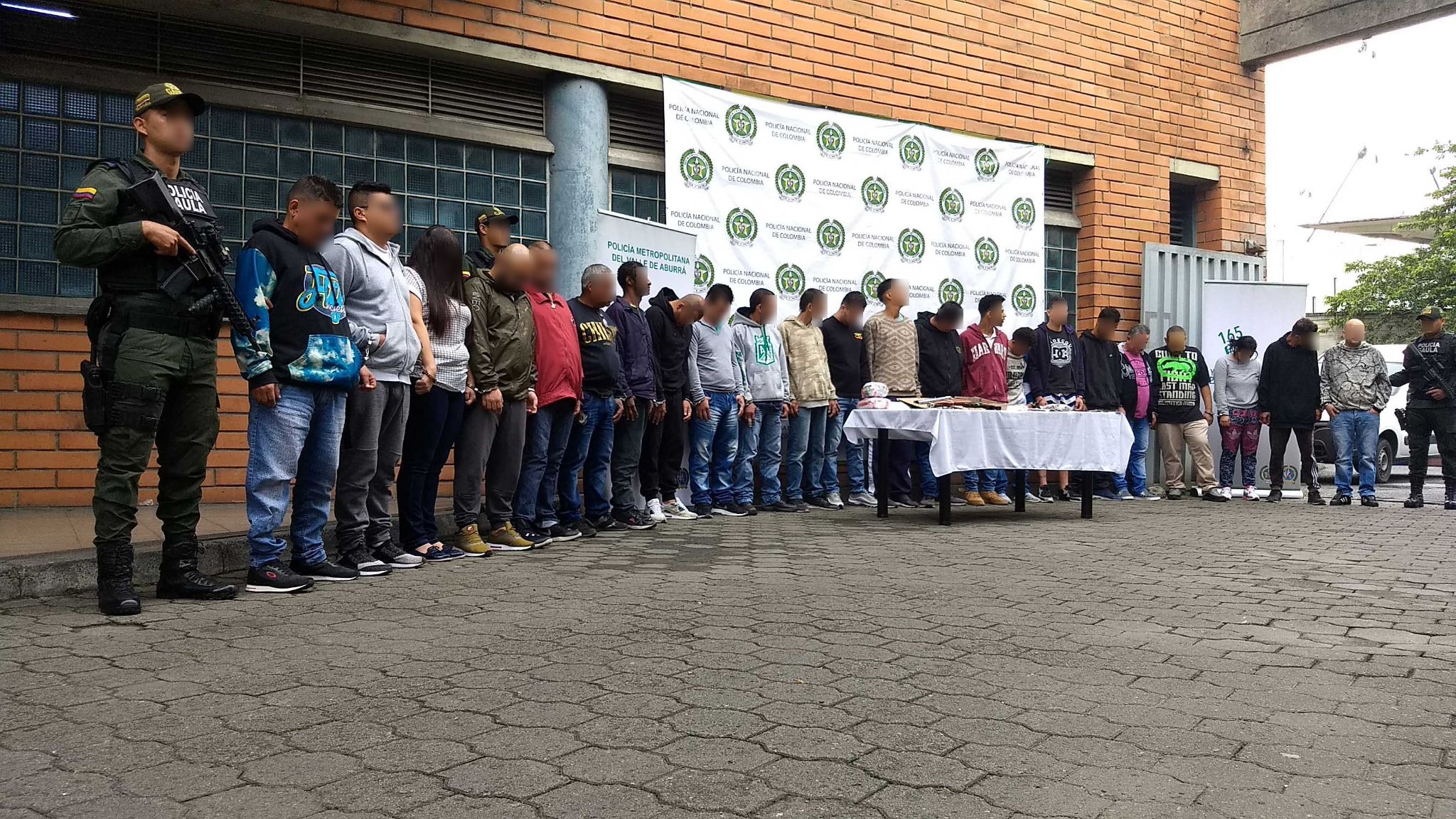 Policías del Gaula Medellín custodian a 23 capturados de grupo delincuencial