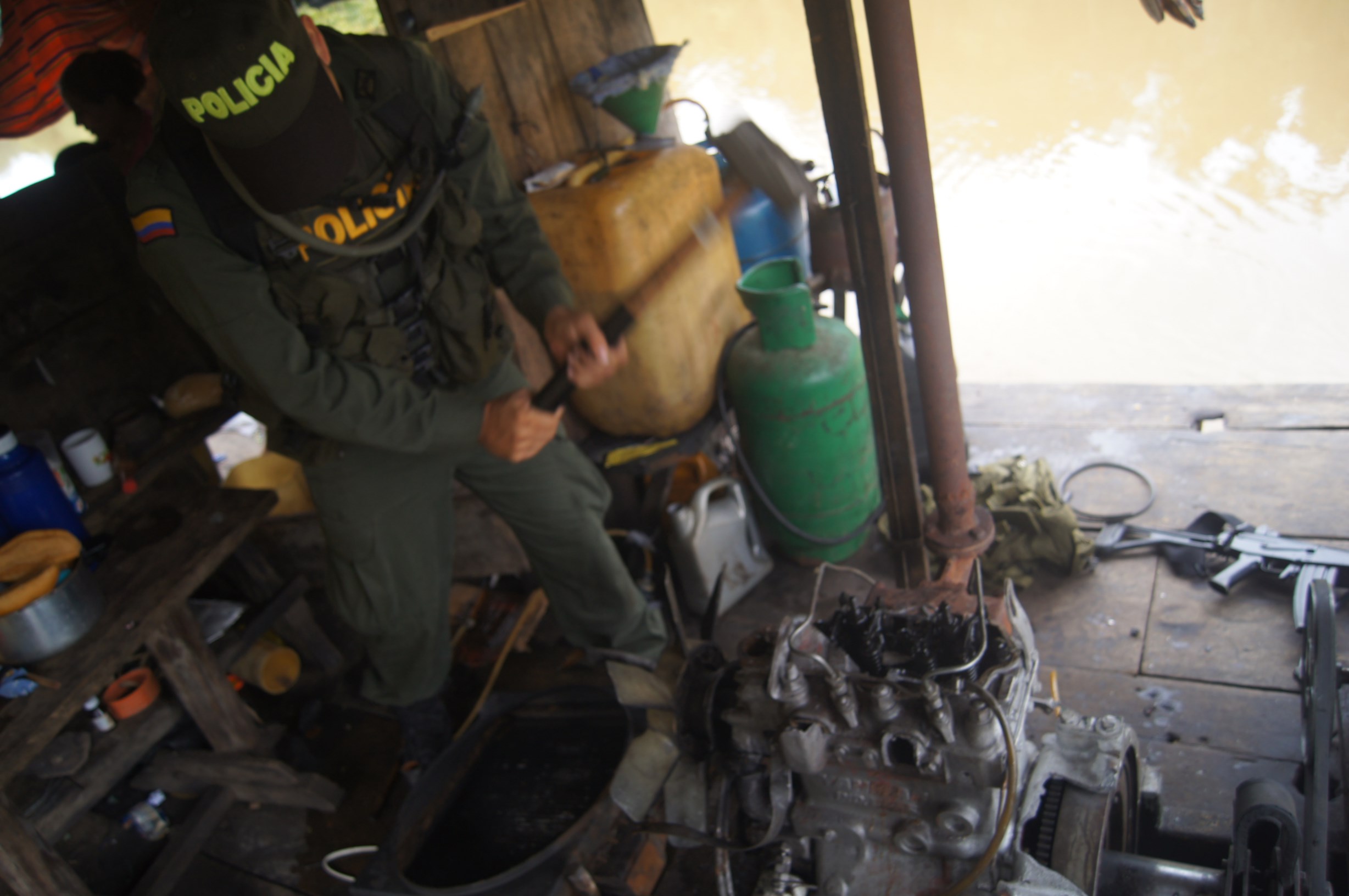 Comisión de uniformados en puerto santander inutiliza una draga e incauta logística