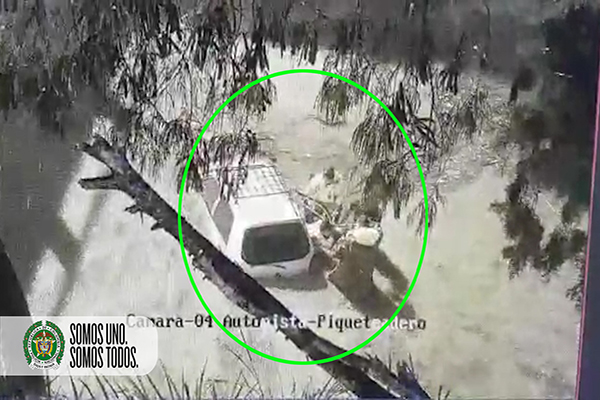 Policías auxiliaron a dos personas atrapadas en un vehículo tras intensas lluvias