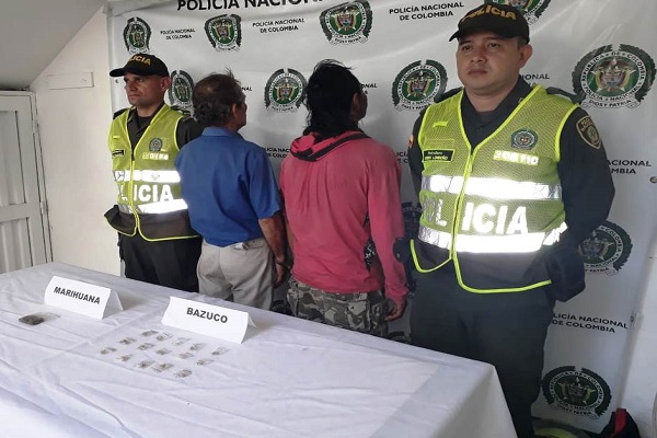 Dos capturados tenían droga encaletada en una motocicleta