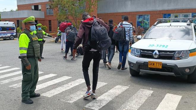 2 personas capturadas-policías custodiando