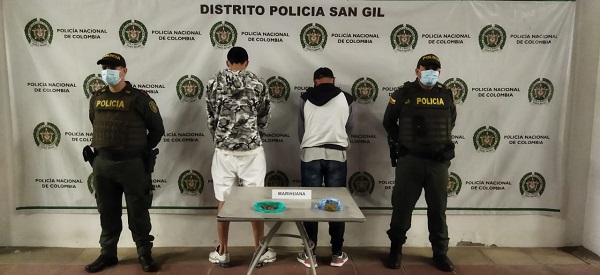 2 personas capturadas-policías custodiando-alucinógeno incautado
