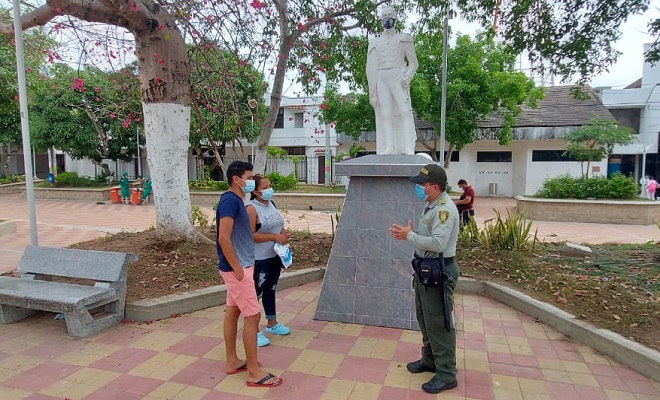 Policía de turismo da charlas a los transeúntes 