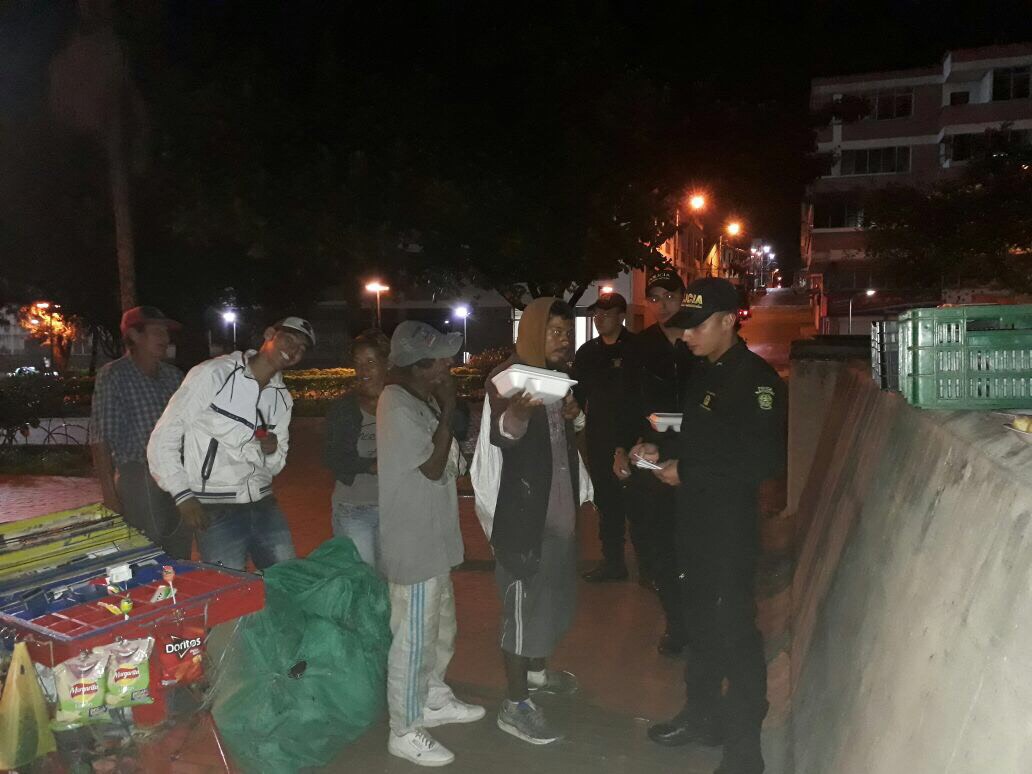 policia-colombia-ayuda-habitantes-calle-armenia