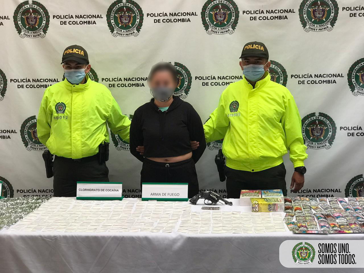 Entre los capturados se encuentra una mujer a quien se le incautó un arma de fuego, cartuchos y estupefacientes.