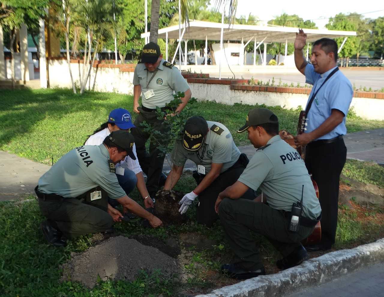 “Siembra un árbol en la ESGON”