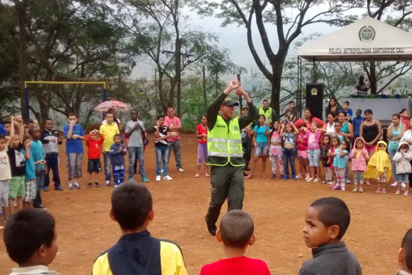 La estación de Policía el Lido entrega kit escolares
