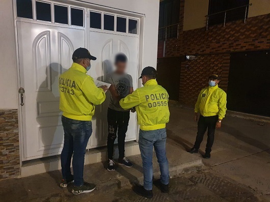 2 personas capturadas-policías custodiando-elementos incautados