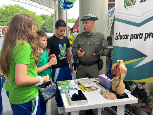 PPolicía Metropolitana de Neiva llegaron hasta el Colegio San Miguel Arcángel