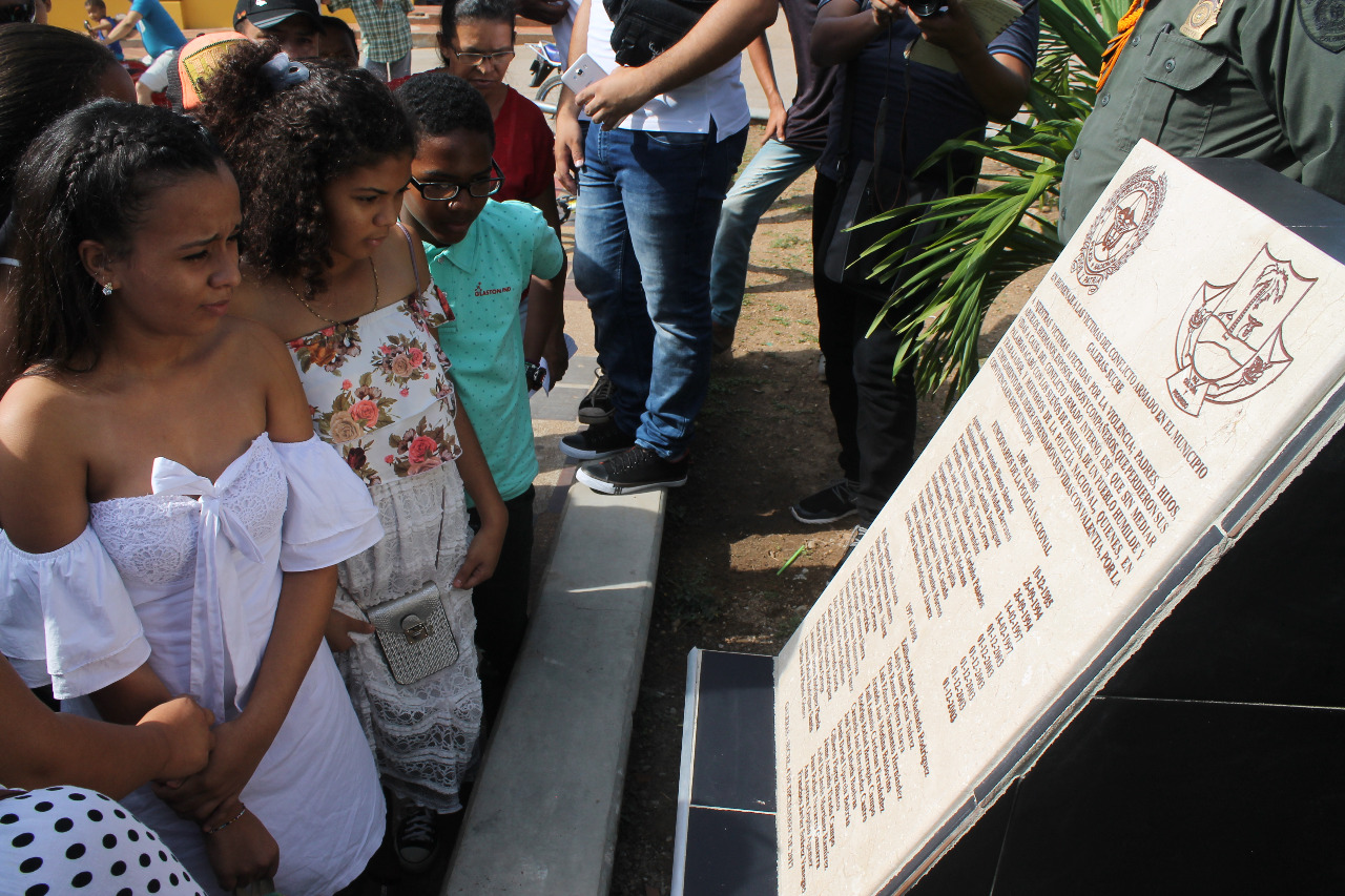 Monumento de el cual contiene los nombres de las victimas del conflicto armado 