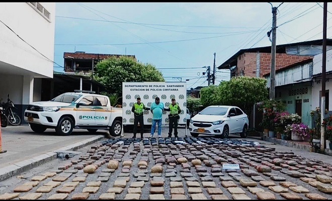 Droga incautada-persona capturada-policías custodiando