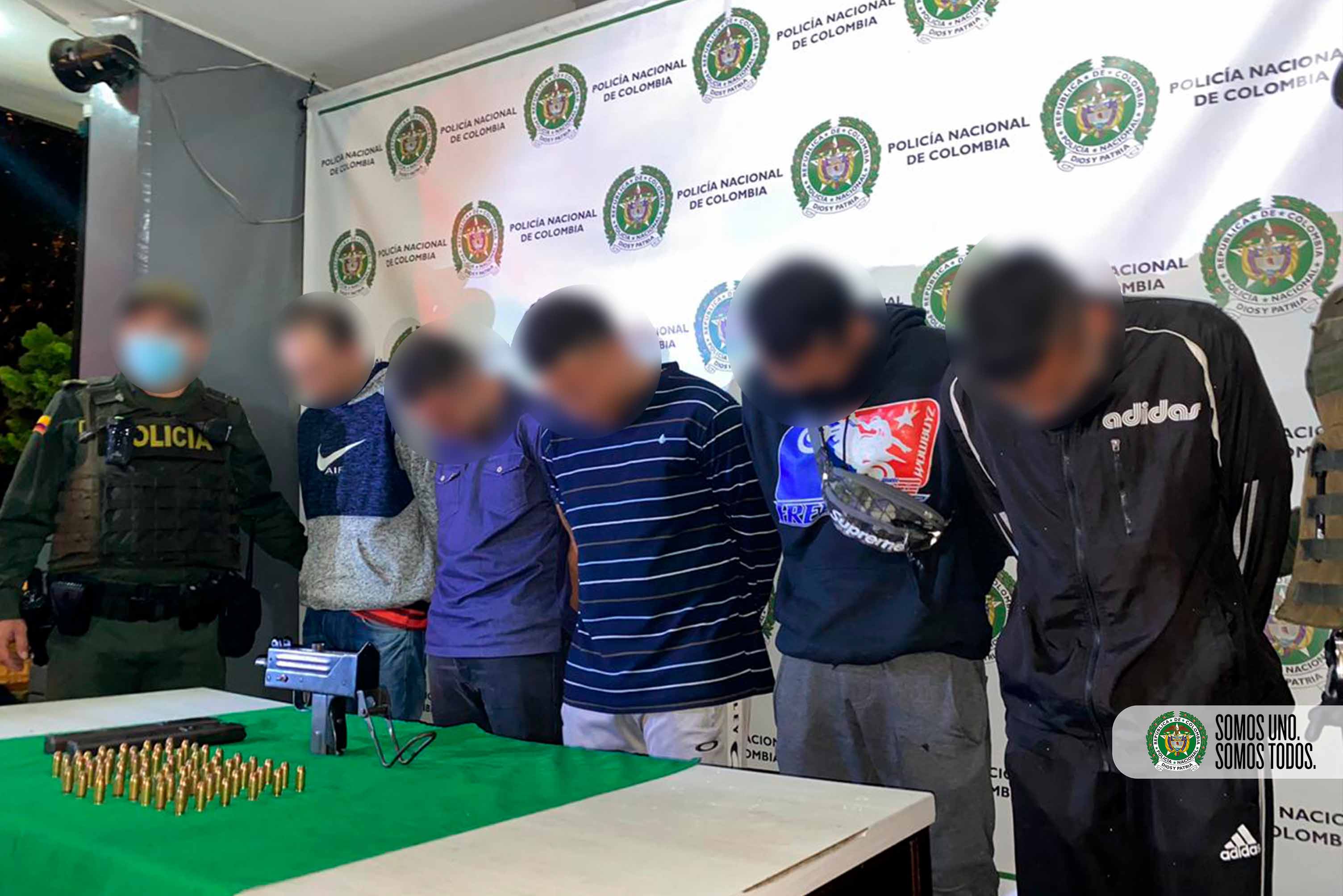 Capturamos cinco personas portando una subametralladora Mini Ingram