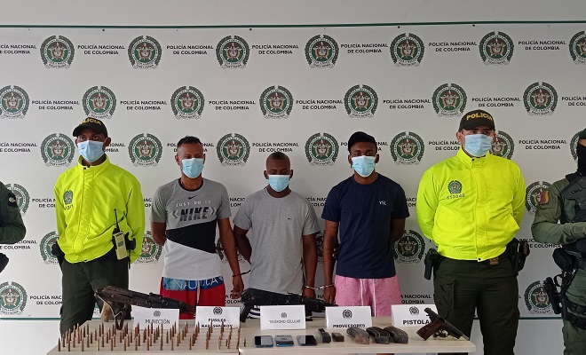 3 personas capturadas-policías custodiando-elementos incautados