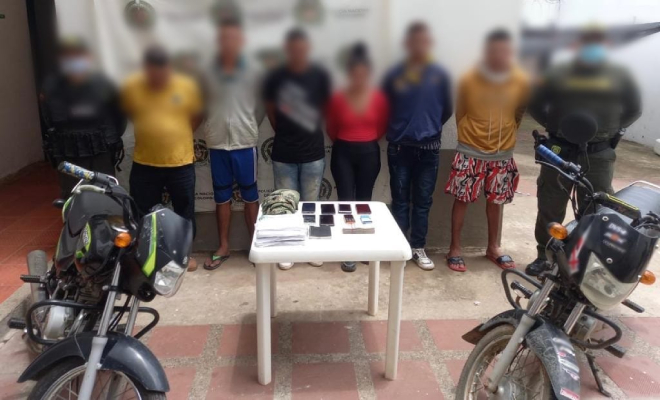 Seis personas capturadas-policías custodiando