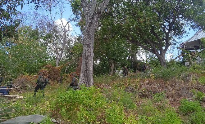 patrullaje de la policía en zona rural de la isla 