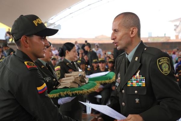 97 nuevos jóvenes auxiliares de policía se comprometen con la seguridad de Caldas