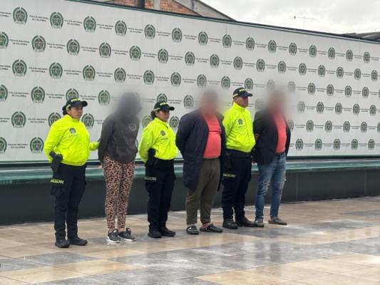 Entre los capturados se encuentran, alias ‘Mauricio’, jefe de esta estructura, era quien trasladaba y acogía a las menores en este establecimiento, para posteriormente abusarlas y ofrecerlas a sus clientes