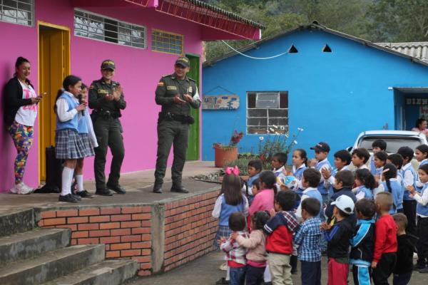 La Policía Nacional lleva alegría a los niños de la vereda Quicagota en Ráquira