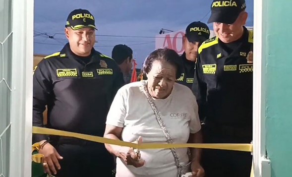 Patrullero de la Policía Comunitaria de Curumaní, mejora la calidad de vida de una mujer emblemática de la región