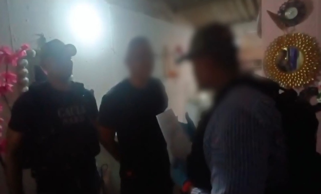 Lo capturaron mientras manipulaba un arma de fuego al interior de su vivienda.