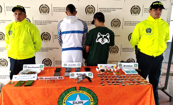 Los operativos liderados por la Policía Nacional se realizaron en los barrios Libertadores y la Madrid, logrando la incautación de un arma de fuego, la recuperación de varios celulares hurtados y más de 300 dosis de estupefacientes, así como varios elementos para su dosificación.