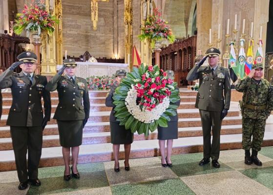Ofrensa floral en conmemoración a los héroes caídos