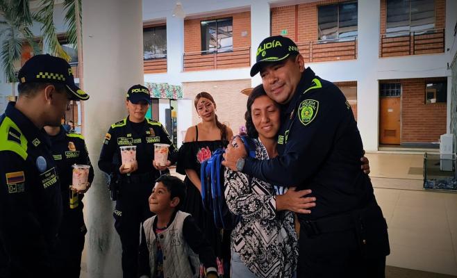 Comandante de la Polic&iacute;a de Ibagu&eacute; abraza y saluda a una madre