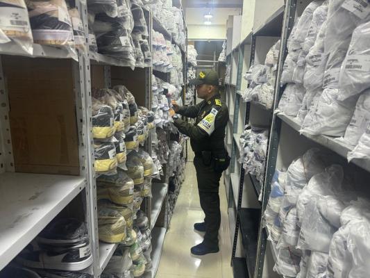 Mediante diligencia de registro y allanamiento a bodegas y locales comerciales en Pasto y Cali, se logró la aprehensión de 19.023 pares de calzado de contrabando.
