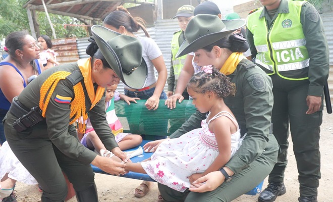 Policías con la comunidad cargando una niña