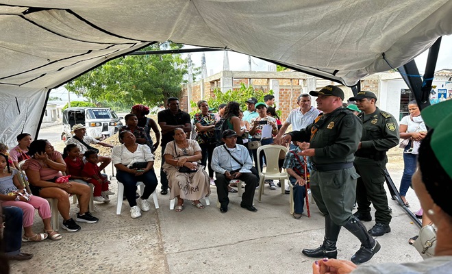 Polic&iacute;a en dialogo con la comunidad