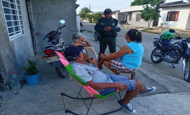 Uniformados realizando campañas frente a la violencia intrafamiliar