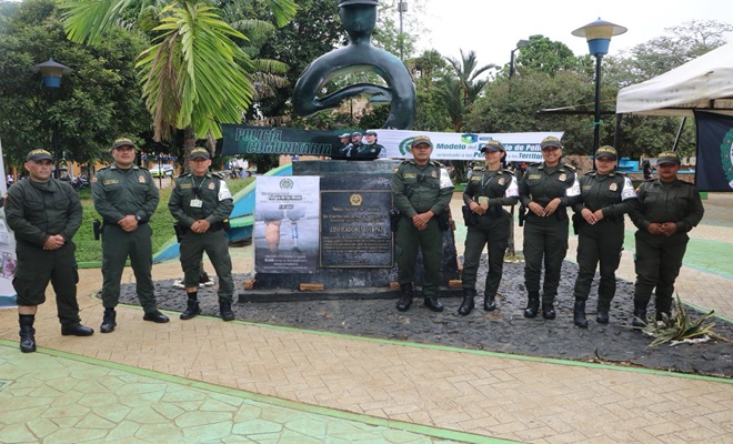 Bota arremangada, uniformados de la institución.