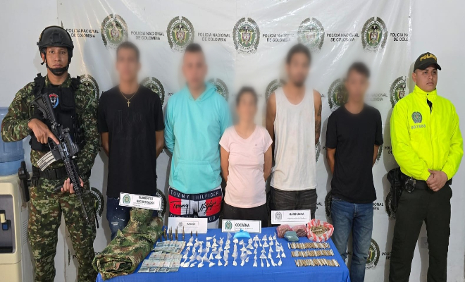 Capturan 5 personas en allanamiento presuntamente por varios delitos.