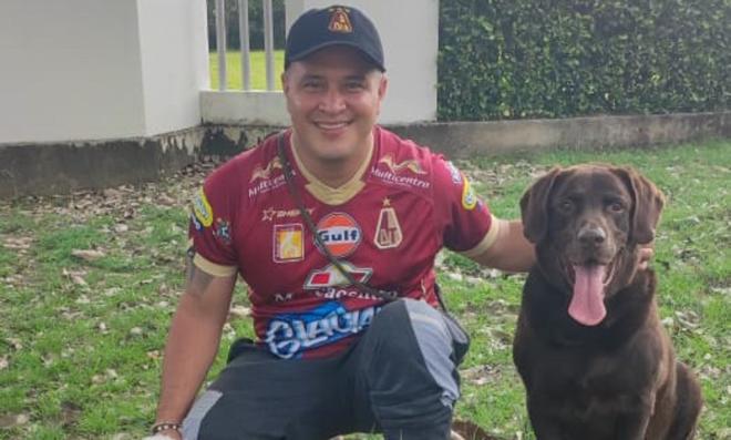 Canino Sansón de raza labrador al lado de su compañero, el señor Patrullero Otoniel Molina